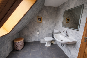 Badezimmer im OG mit Fenster