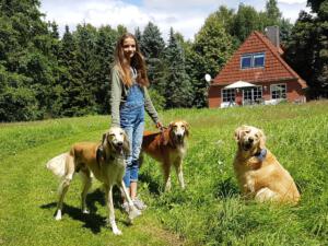 Gartenansicht mit Mädchen und Hunden
