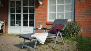 Liegestuhl-auf-der-Terrasse