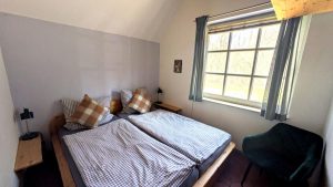 Schlafzimmer mit Doppelbett im EG 