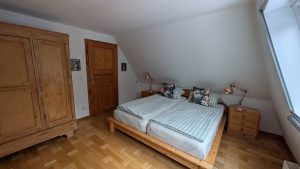 Schlafzimmer I im mit Kleiderschrank