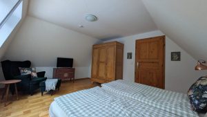 Schlafzimmer I mit Kleiderschrank und Doppelbett im OG