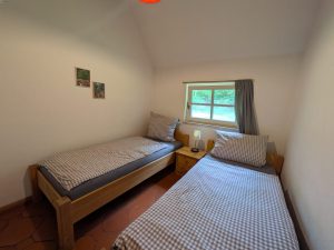 Schlafzimmer II mit zwei Einzelbetten im EG 