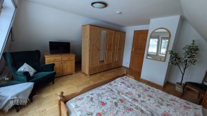 Schlafzimmer II mit TV und Kleiderschrank im OG