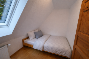 Schlafzimmer-III mit 2 Einzelbetten OG